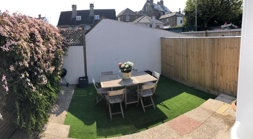 Trafalgar, Lovely Ground Floor Flat With Outside Patio Garden, Minutes Walk To Seafront Seaview Esterno foto